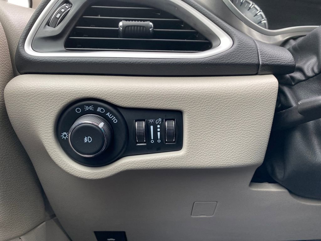 Used 2024 Chrysler Pacifica Touring-L image 29