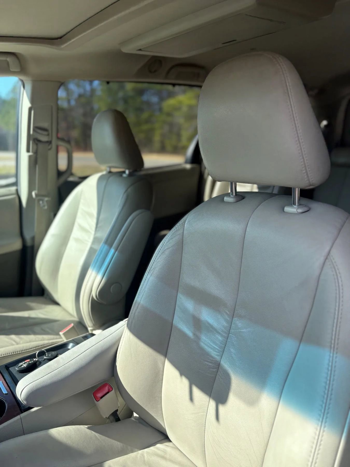 Used 2011 Toyota Sienna XLE w/ Entertainment Pkg image 9