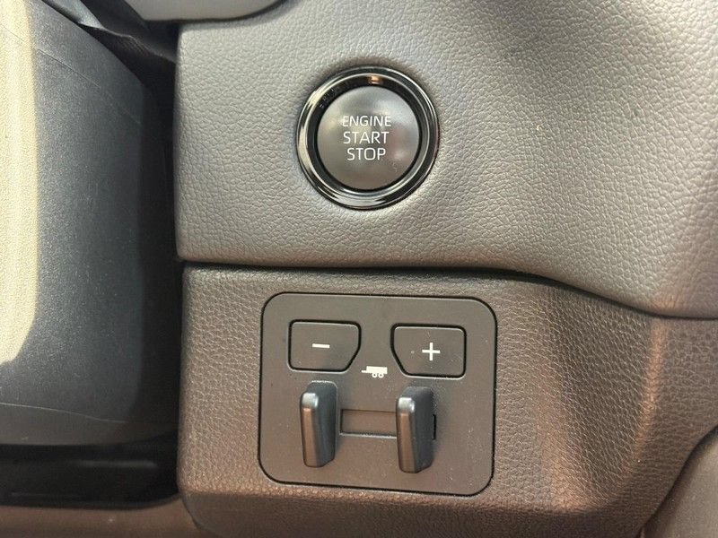 Used 2025 Toyota Tundra Limited AWD/4WD image 18