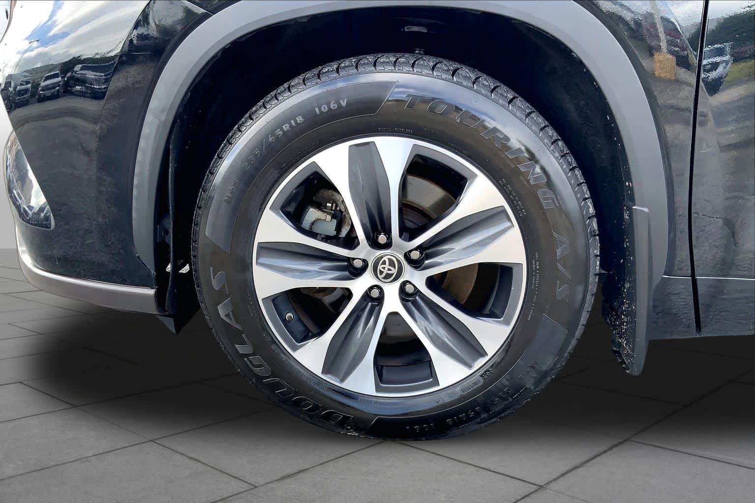 Used 2020 Toyota Highlander XLE AWD/4WD image 11