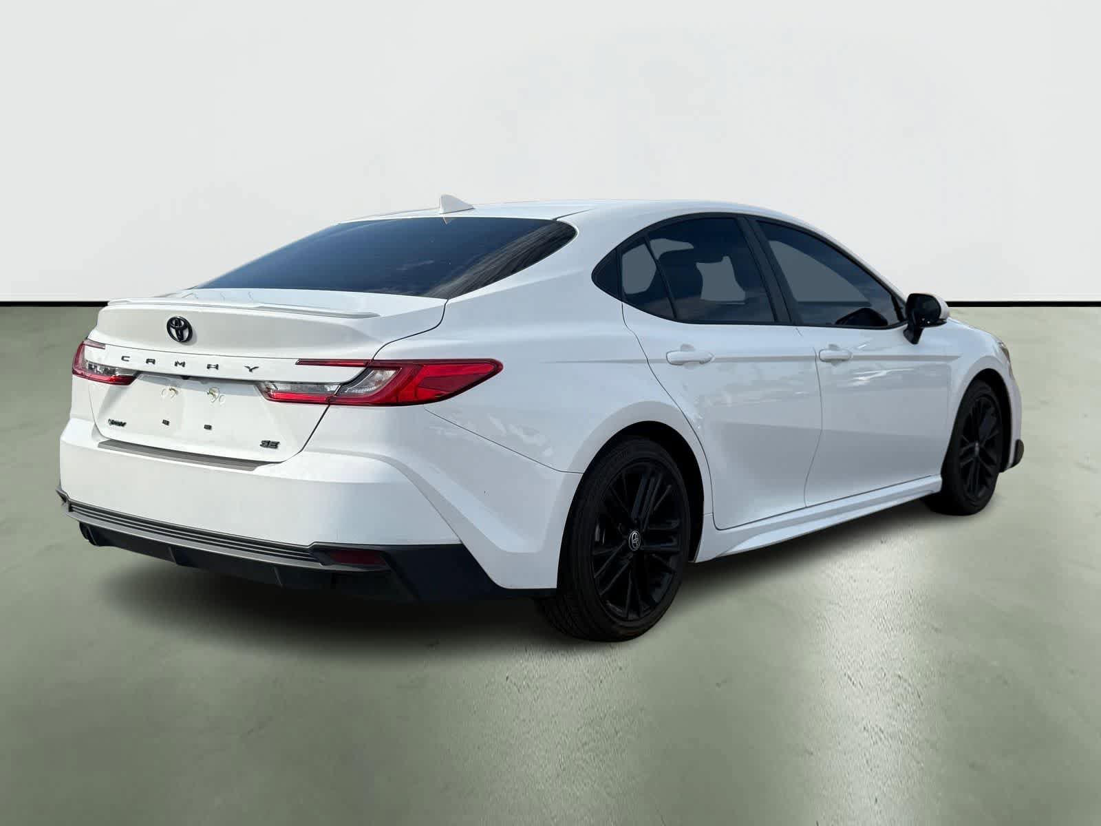 Used 2025 Toyota Camry SE w/ Convenience Package FWD image 4