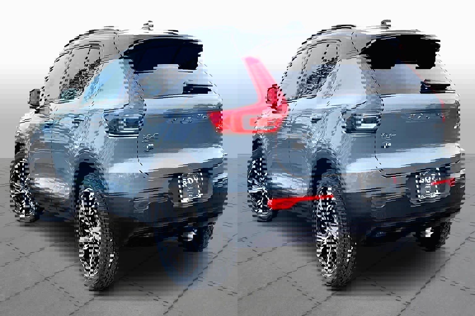 Used 2022 Volvo XC40 T5 R-Design w/ Advanced Package image 11