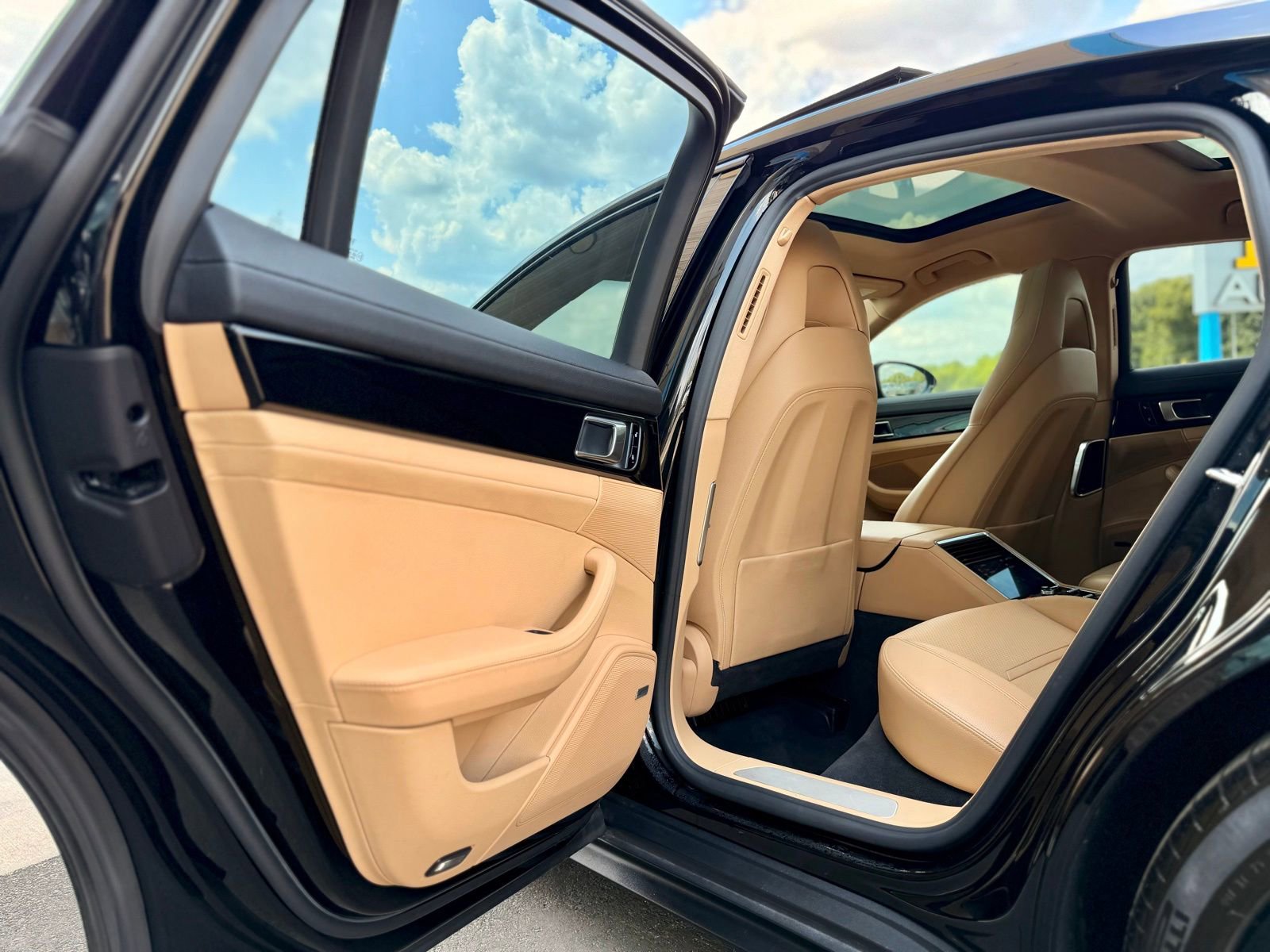 Used 2018 Porsche Panamera 4 AWD/4WD image 28