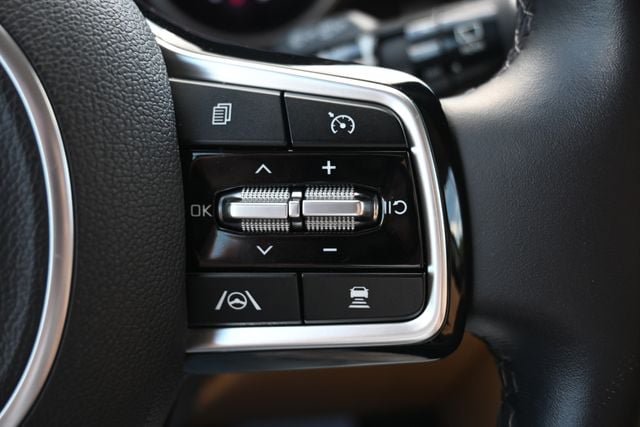 Used 2022 Kia Carnival EX FWD image 38