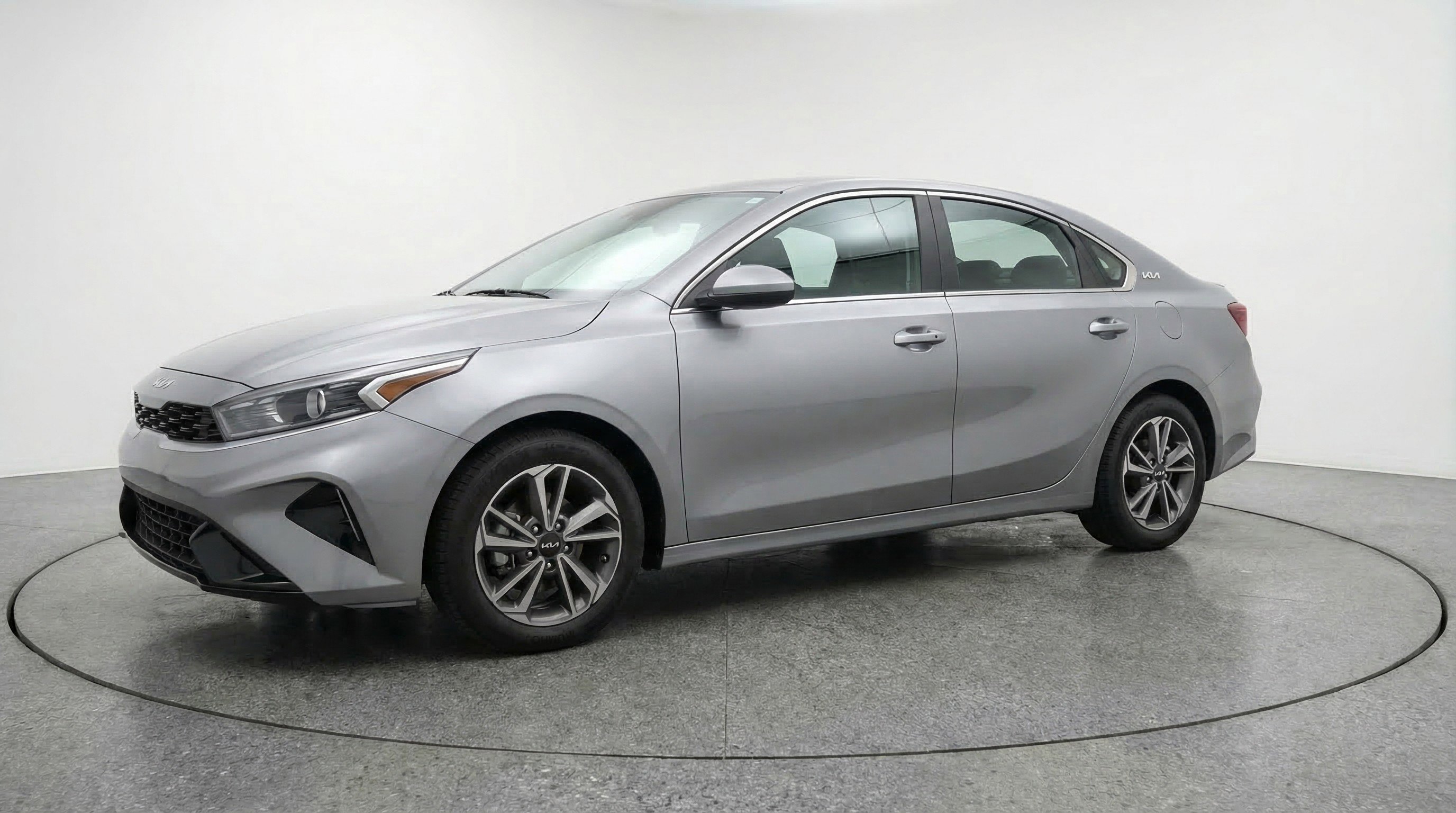 Used 2024 Kia Forte LXS image 3