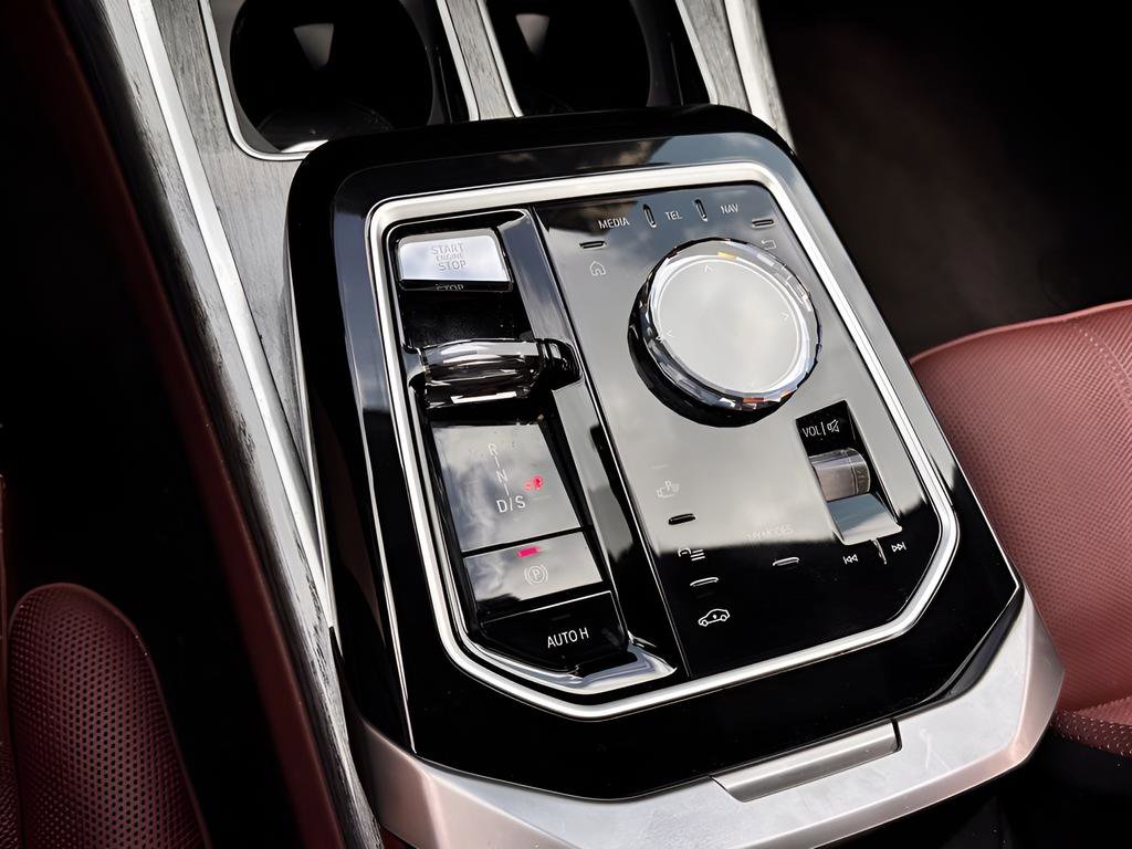 Used 2024 BMW 740i w/ Premium Package image 13