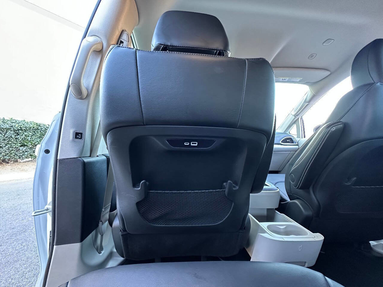 Used 2024 Chrysler Pacifica Limited FWD image 30