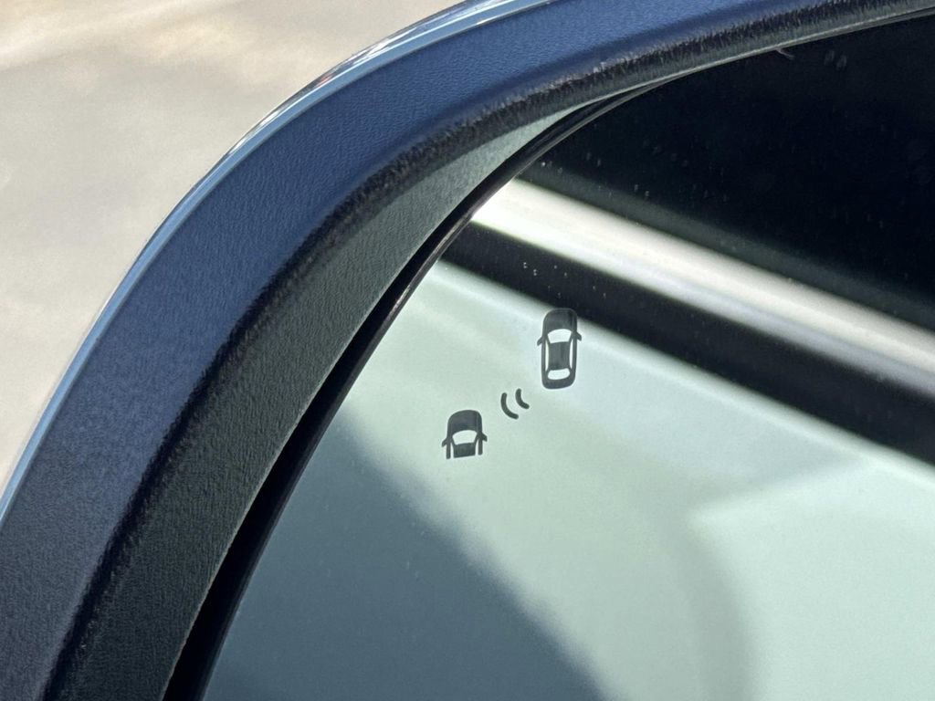 Certified 2025 Hyundai Venue SEL image 29