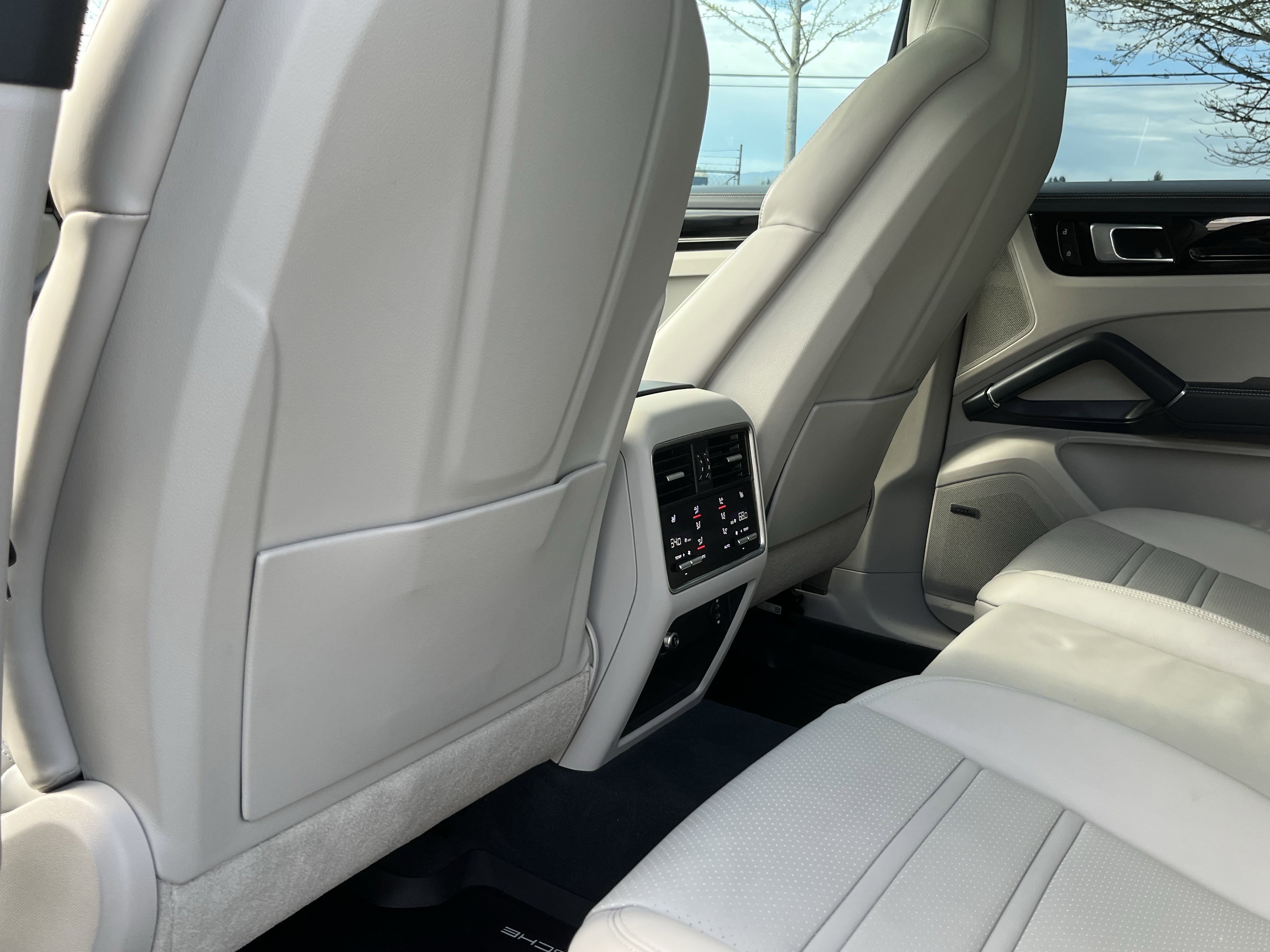 Used 2023 Porsche Cayenne Platinum Edition image 15