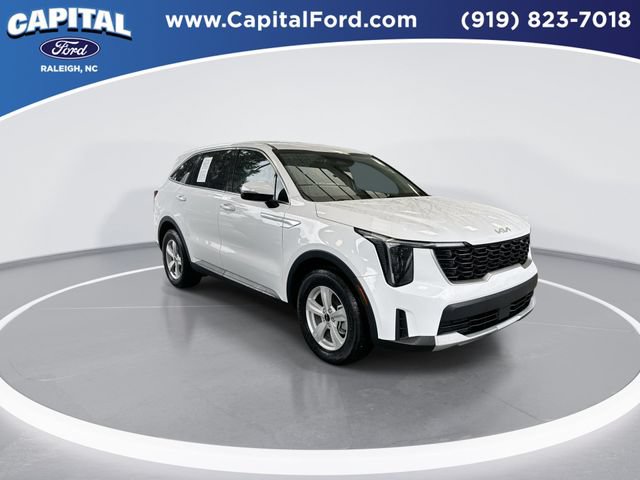 Used 2025 Kia Sorento LX FWD image 2