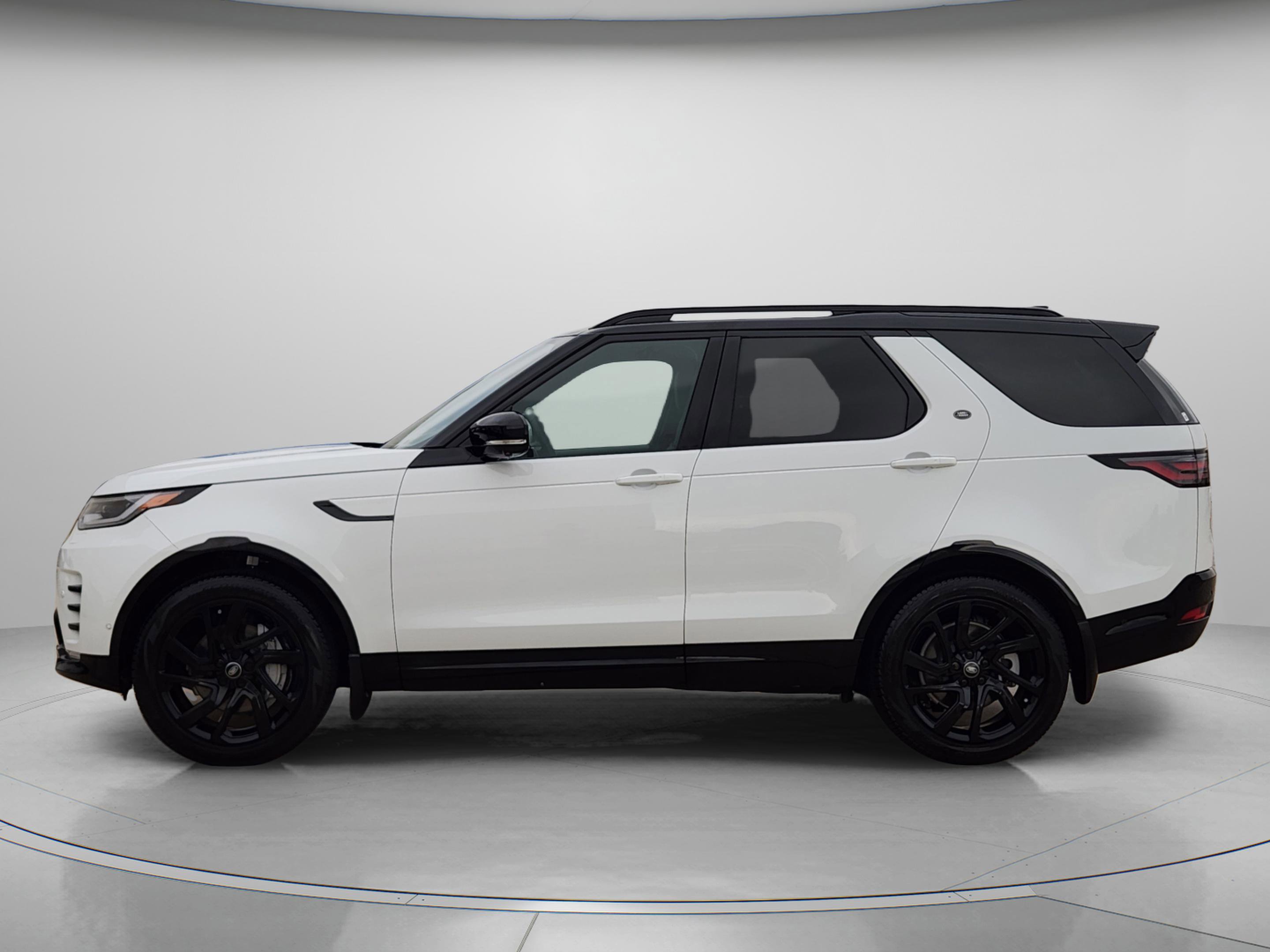 Used 2025 Land Rover Discovery Dynamic SE AWD/4WD image 2