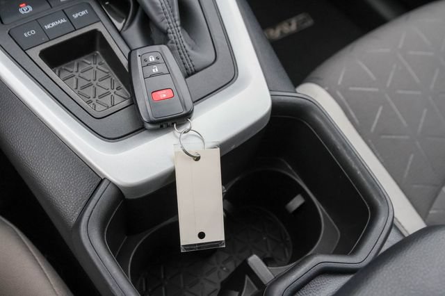 Used 2025 Toyota RAV4 XLE FWD image 38