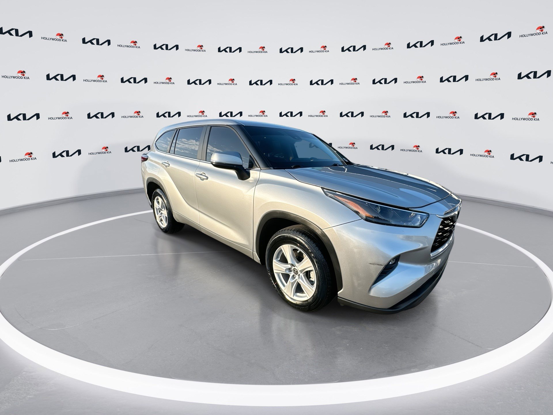 Used 2023 Toyota Highlander LE image 2