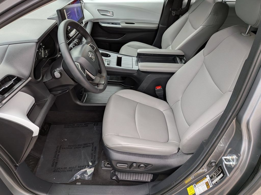 Used 2026 Toyota Sienna XLE FWD image 16