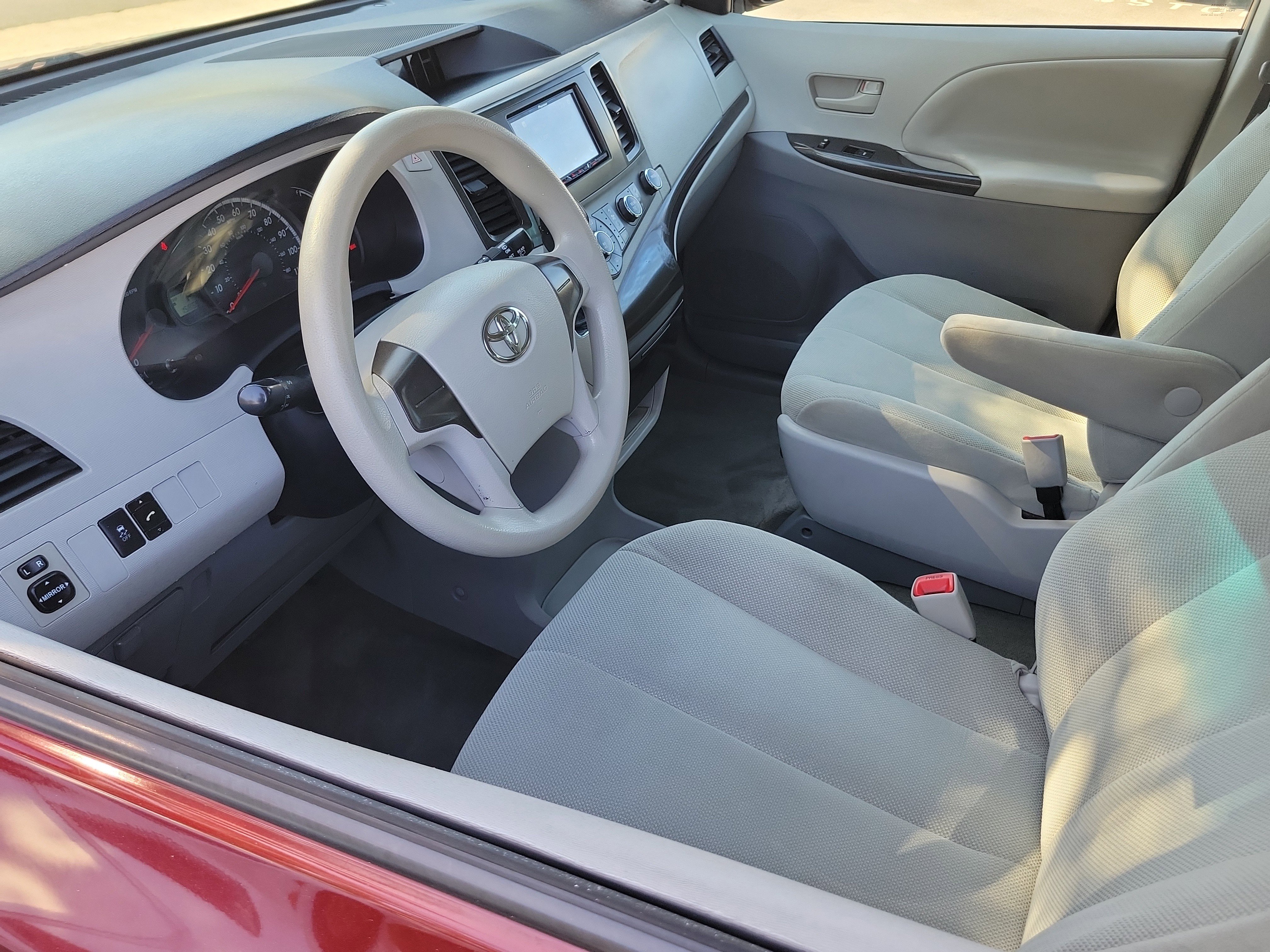 Used 2013 Toyota Sienna L w/ Towing Pkg image 9