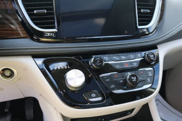 Used 2022 Chrysler Pacifica Limited w/ Uconnect Theater Family Group image 3