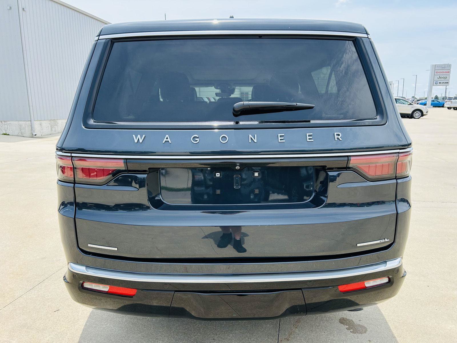 Used 2023 Jeep Wagoneer L Series III w/ Premium Group I AWD/4WD image 45