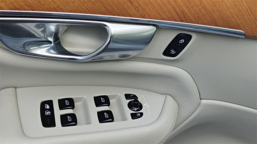 Certified 2022 Volvo XC90 T8 Inscription Expression w/ Advanced Package image 10