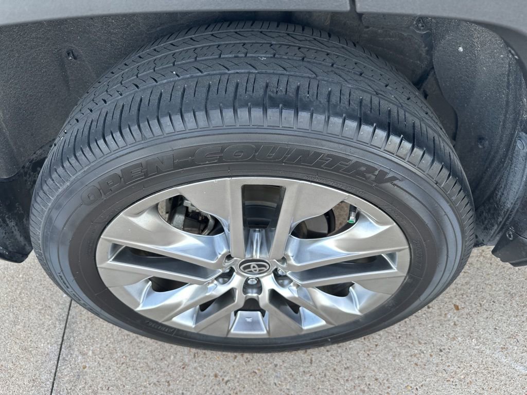 Used 2021 Toyota RAV4 XLE Premium image 21