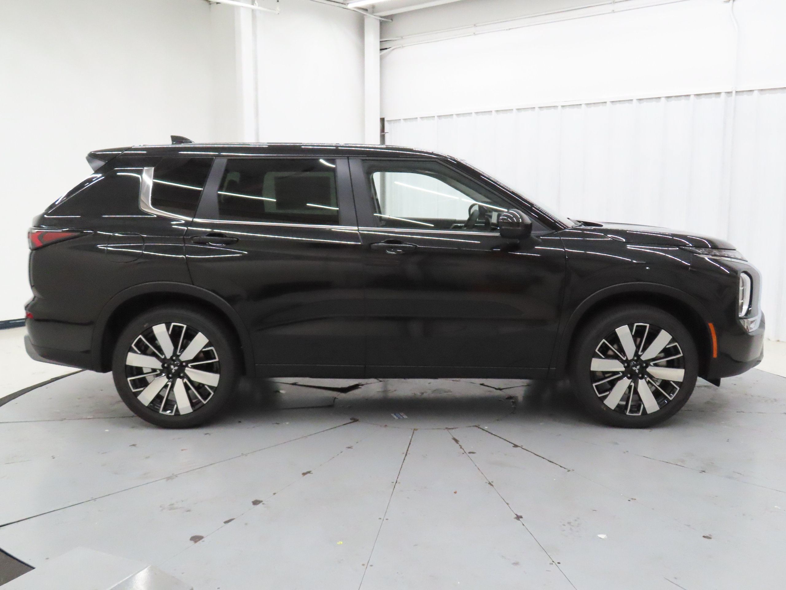 New 2026 Mitsubishi Outlander SE FWD image 2