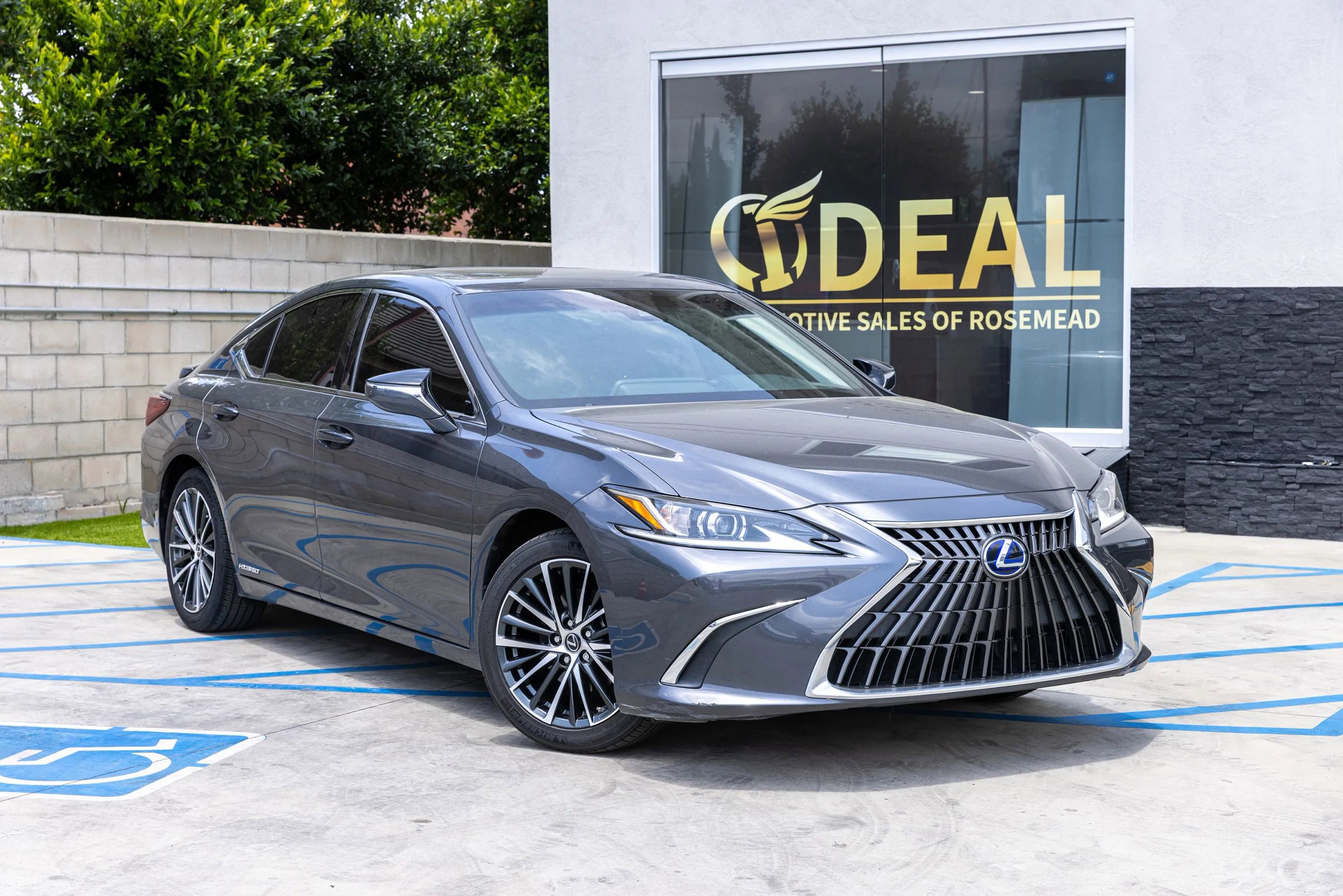 Used 2022 Lexus ES 300h w/ Accessory Package FWD image 2
