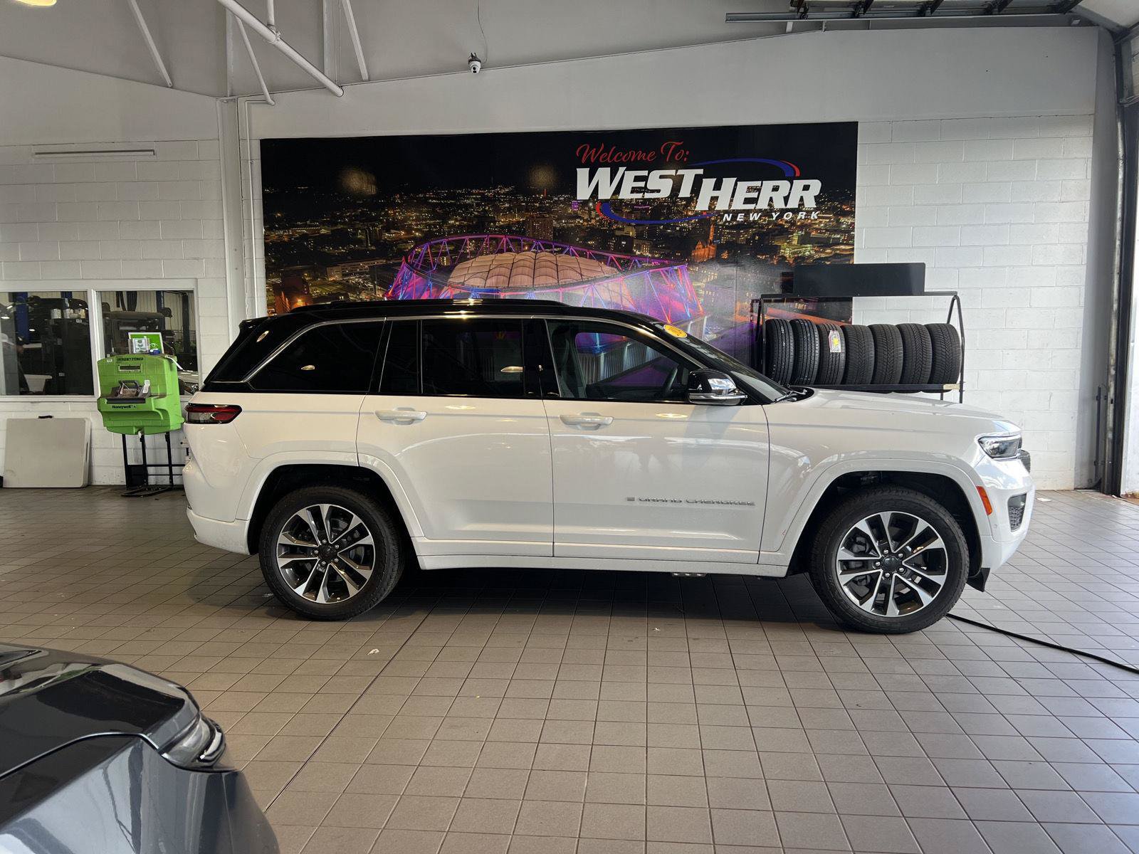 Used 2024 Jeep Grand Cherokee Overland w/ Luxury Tech Group IV AWD/4WD image 8