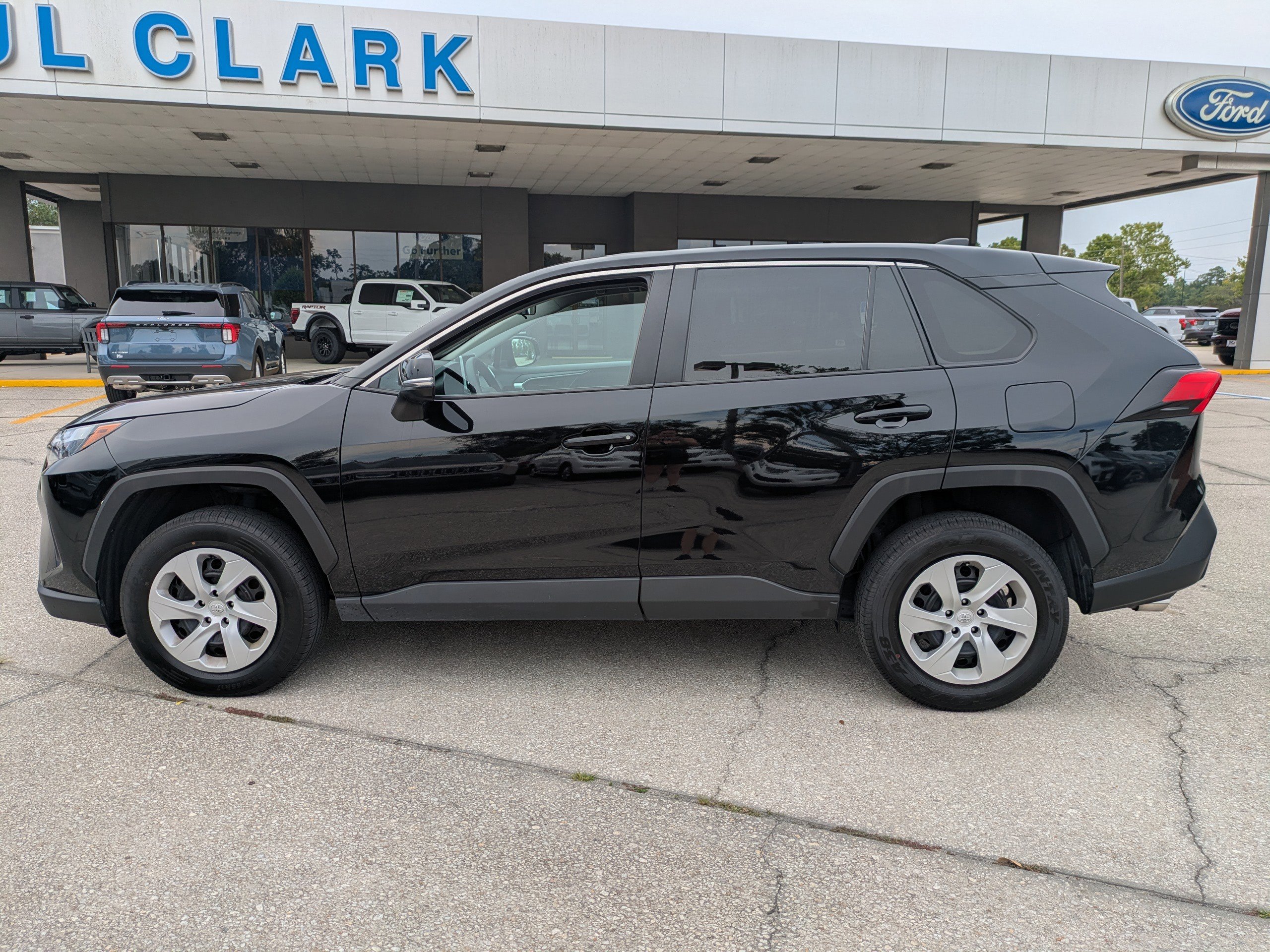 Used 2023 Toyota RAV4 LE image 7