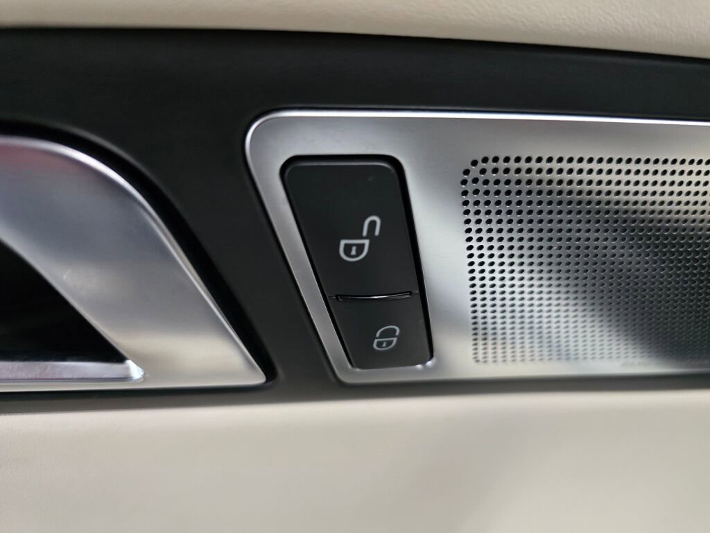 Used 2012 Mercedes-Benz SLS AMG Roadster image 33