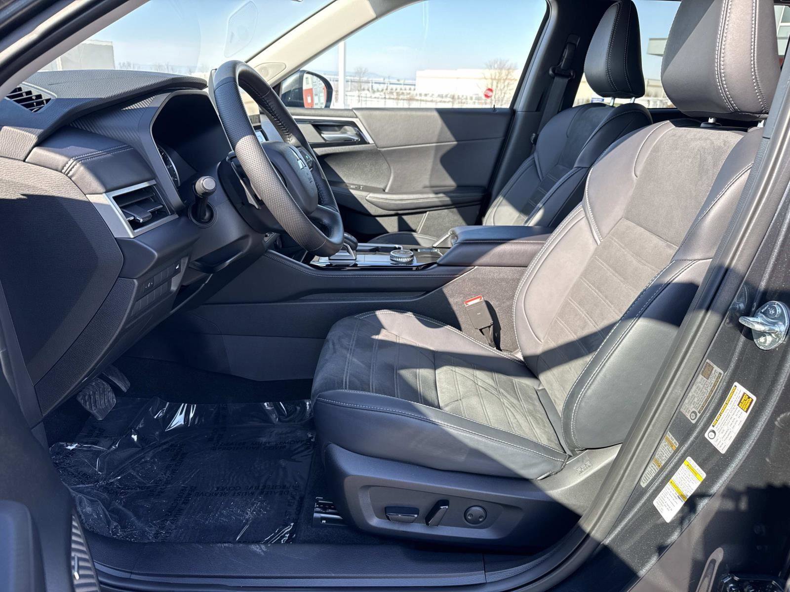 Used 2025 Mitsubishi Outlander SE image 24