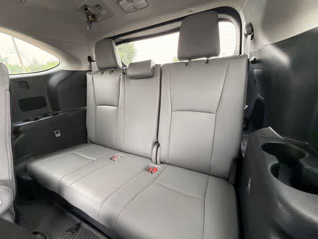 Used 2023 Toyota Highlander XLE AWD/4WD image 19