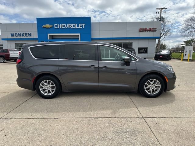Used 2023 Chrysler Pacifica Touring-L FWD image 2