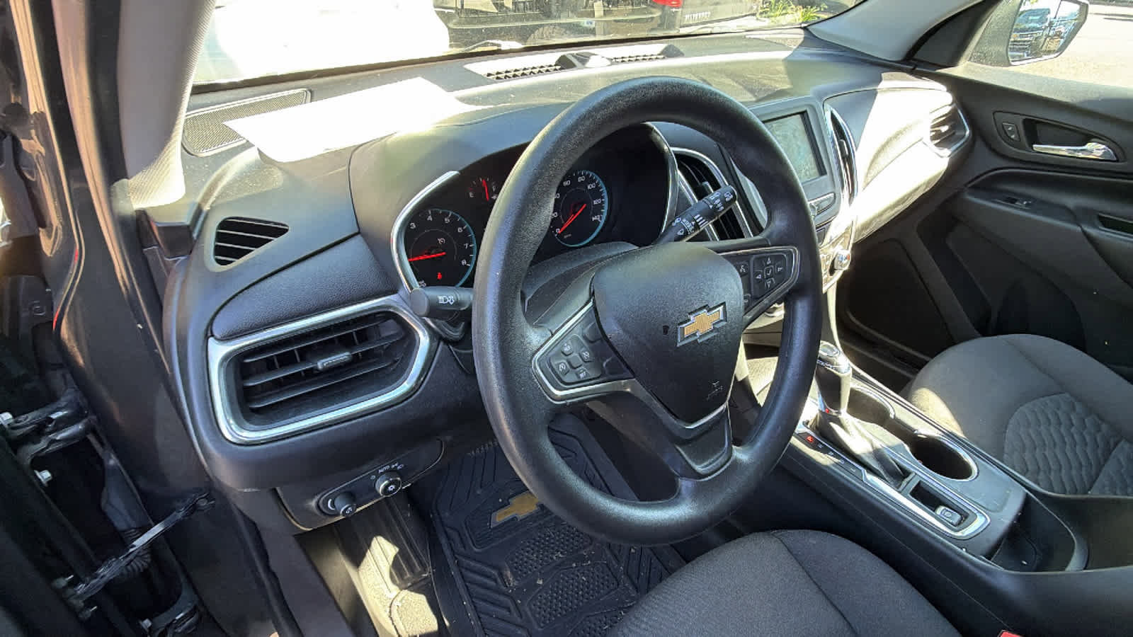 Used 2018 Chevrolet Equinox LT w/ LPO, Hit The Road Package FWD image 10