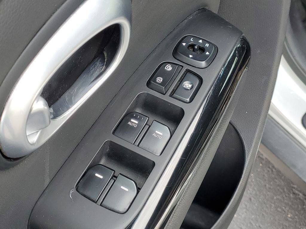 Used 2015 Kia Soul ! FWD image 21