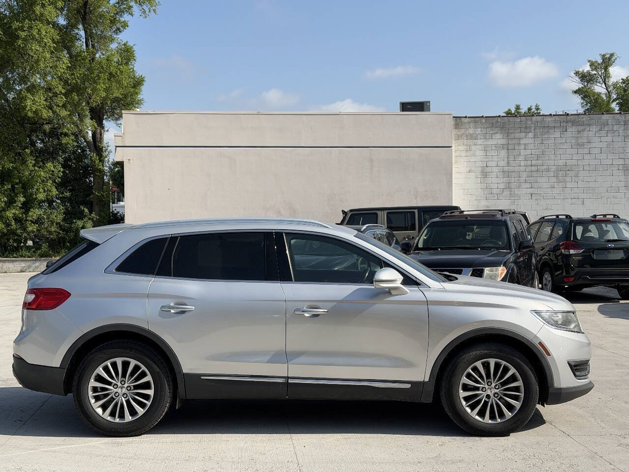 Used 2018 Lincoln MKX Select w/ Select Plus Package AWD/4WD image 4