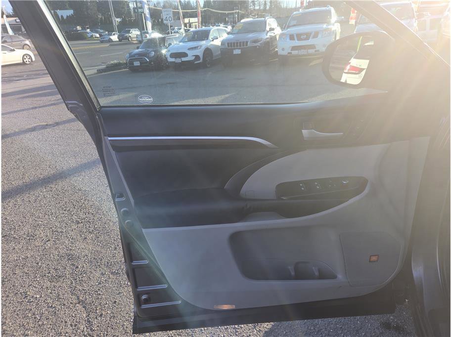 Used 2015 Toyota Highlander Limited w/ Driver Technology Package AWD/4WD image 13