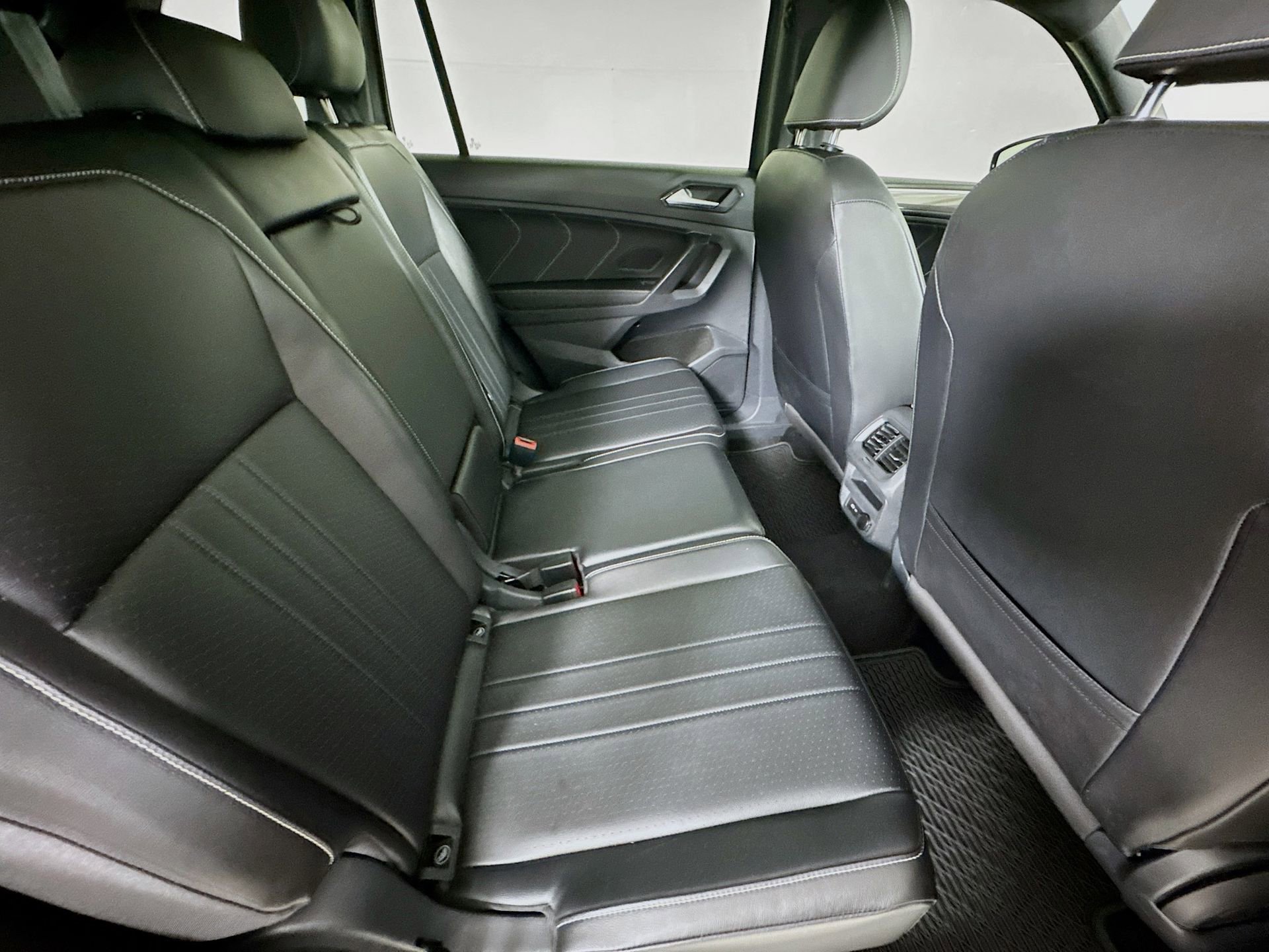 Used 2024 Volkswagen Tiguan SE R-Line w/ MDO Package, Three-Row FWD image 29