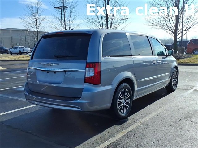Used 2014 Chrysler Town & Country S image 4