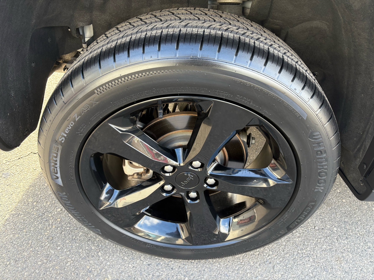 Used 2023 Jeep Grand Cherokee Limited w/ Black Appearance Package image 12