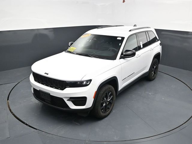 Used 2025 Jeep Grand Cherokee Altitude AWD/4WD image 45
