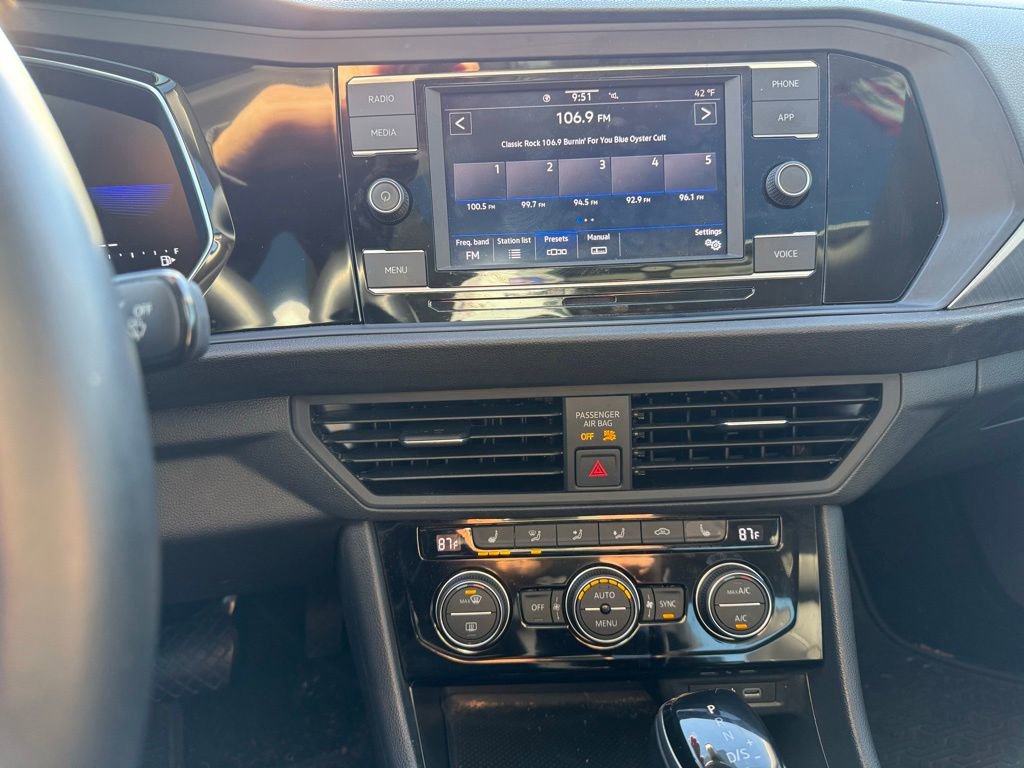 Used 2023 Volkswagen Jetta SE image 17