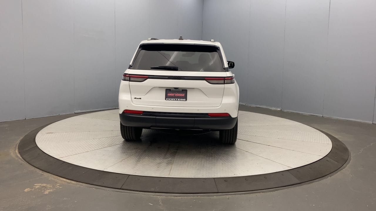 Used 2023 Jeep Grand Cherokee Altitude AWD/4WD image 4