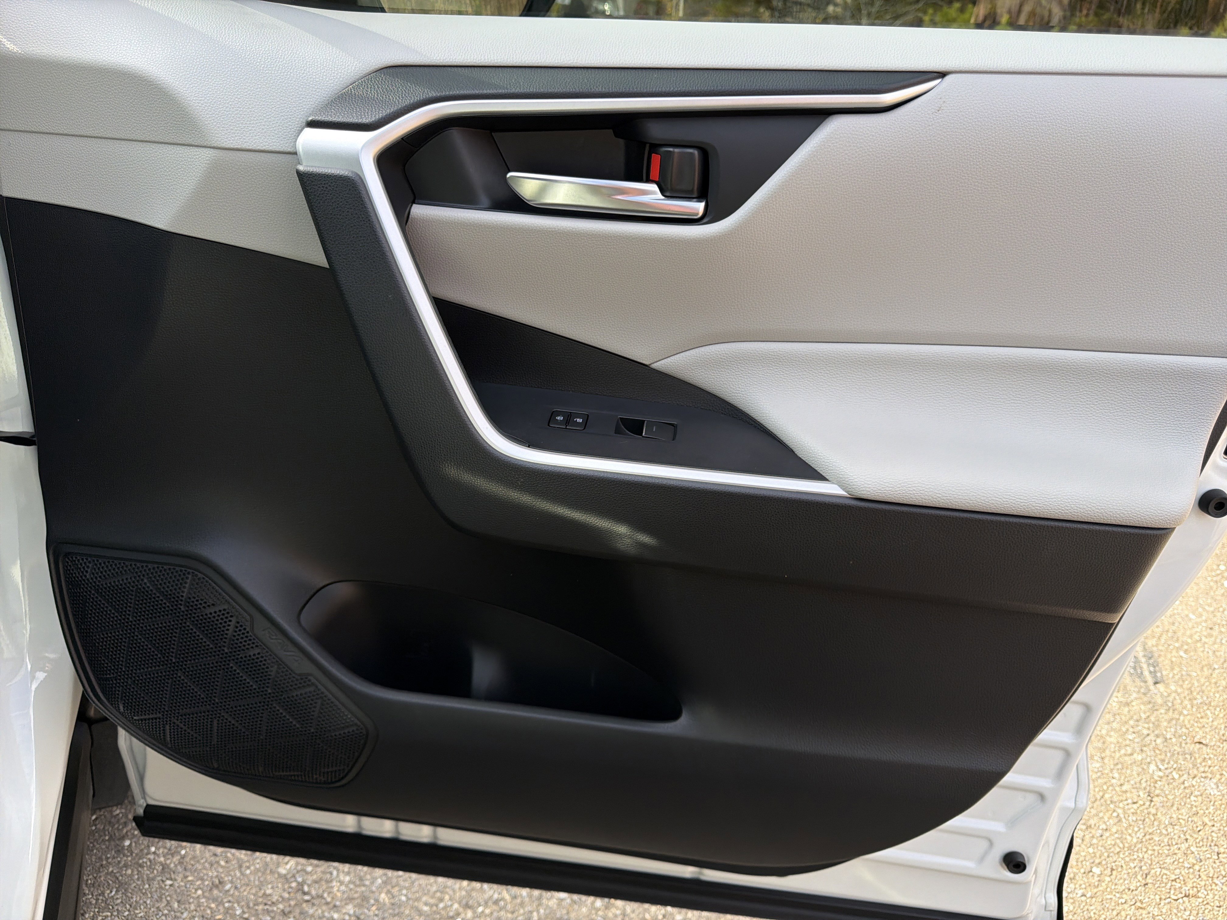 Used 2022 Toyota RAV4 XLE Premium image 13