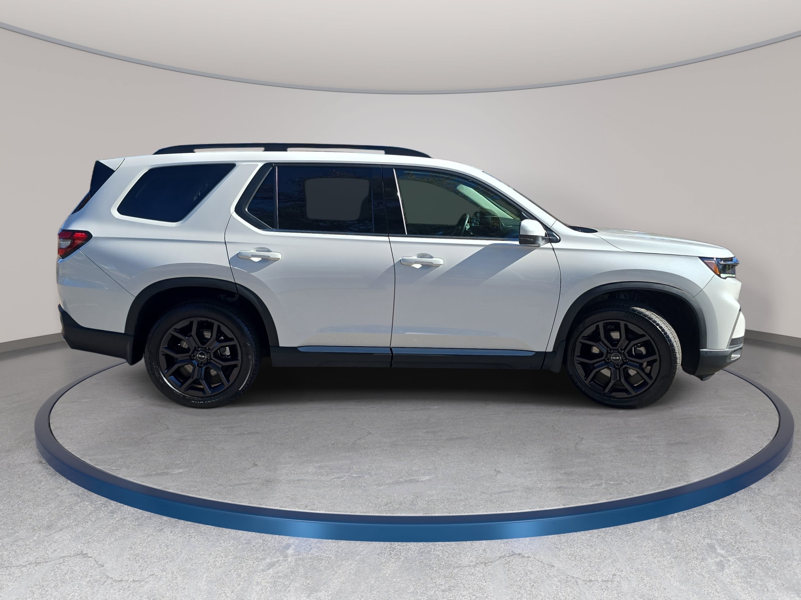 Used 2025 Honda Pilot Touring image 4