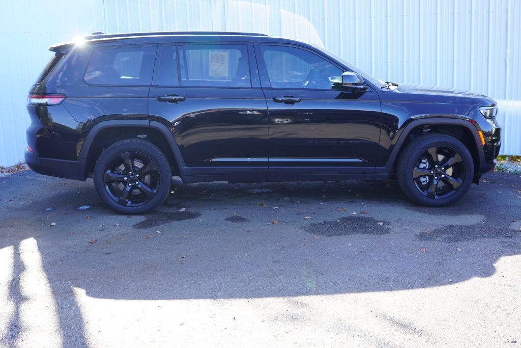 Used 2024 Jeep Grand Cherokee Limited w/ Black Appearance Package AWD/4WD image 2
