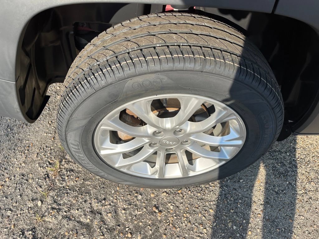 Used 2019 Jeep Cherokee Latitude w/ Popular Appearance Group FWD image 41