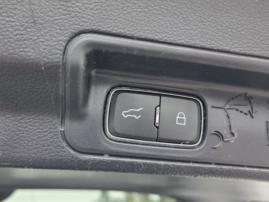 Used 2022 Ford Explorer XLT w/ Equipment Group 202A image 12