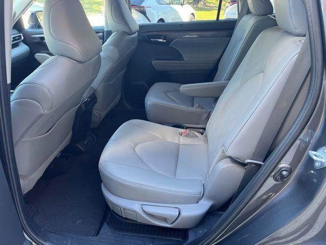 Used 2025 Toyota Highlander Platinum image 24