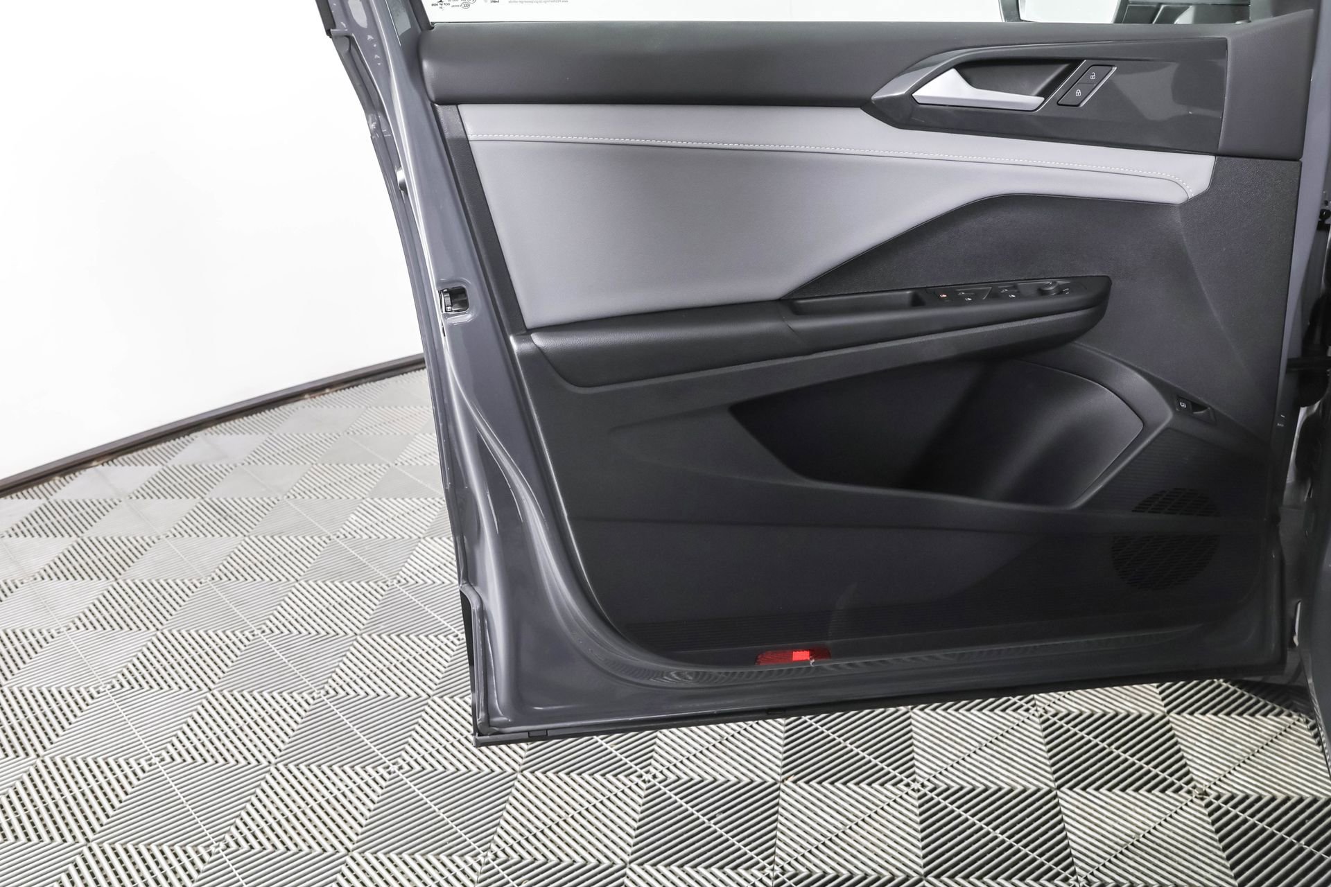 Used 2022 Volkswagen Taos SEL image 32