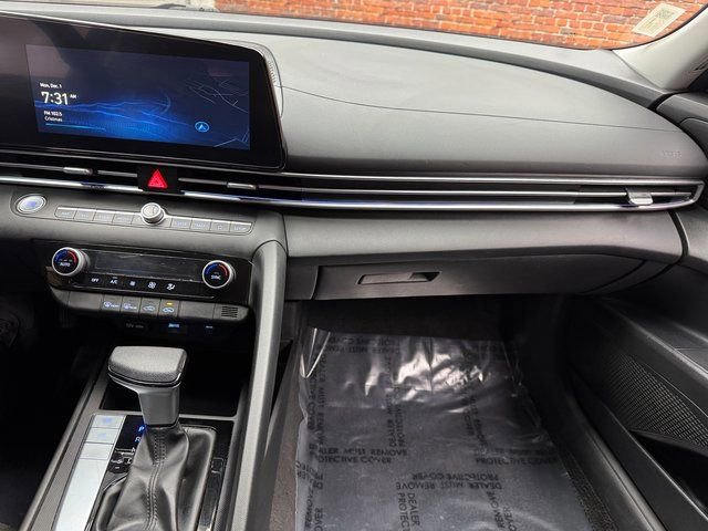 Used 2024 Hyundai Elantra SEL image 17