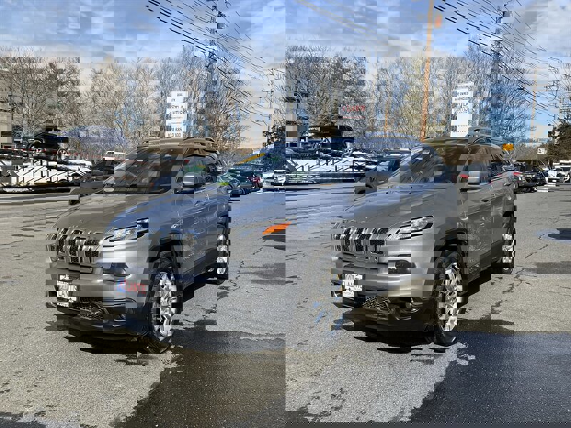 Used 2016 Jeep Cherokee Limited image 1